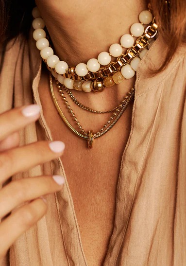 Colliers-ZAG_383x547_crop_center